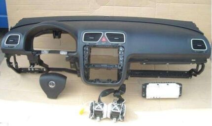 Introducere: Prioritizează siguranța și estetica mașinii tale Volkswagen Scirocco cu un Kit Airbag complet, disponibil la dezmembrări auto. Alege calitatea și fiabilitatea, beneficiind de garanție și transport rapid. Descoperă avantajele achiziționării unui Kit Airbag pentru Scirocco, aducând un plus de protecție și stil experienței tale de condus. Siguranță la Nivel Înalt: Kitul Airbag pentru VW Scirocco oferă o protecție completă, inclusiv pentru pasageri și șofer. Este proiectat pentru a răspunde celor mai înalte standarde de siguranță, asigurându-ți o călătorie în deplină securitate. Garanție Extinsă pentru Liniștea Ta: Alegând dezmembrările auto pentru Kitul Airbag, beneficiezi de o garanție extinsă care acoperă orice defect sau problemă. Astfel, investiția ta este protejată pe termen lung. Economisește Fără Compromisuri: Dezmembrările auto reprezintă o soluție economică pentru a-ți înlocui Kitul Airbag, fără a face compromisuri în privința calității. Kitul pentru Scirocco este accesibil și asigură o funcționare la standarde înalte. Transport Rapid la Ușa Ta: Bucură-te de confortul livrării rapide la ușa ta, indiferent unde te afli. Dezmembrările auto oferă transport sigur și eficient pentru a-ți aduce Kitul Airbag Scirocco direct acasă. Stil și Confort Adăugat: Kitul Airbag pentru Scirocco nu doar asigură siguranța, ci adaugă și un plus de stil și confort cu o planșă de bord bine conservată și centuri sigure. Experimentează un interior proaspăt și bine întreținut. Compatibilitate Asigurată: Pieseauto din dezmembrări garantează compatibilitatea Kitului Airbag cu modelul VW Scirocco, asigurându-ți astfel că se va integra perfect în sistemul mașinii tale. Instalare Simplificată: Kitul Airbag pentru Scirocco este proiectat pentru o instalare facilă, economisindu-ți astfel timp și bani, fie că alegi un service auto sau o instalezi personal.