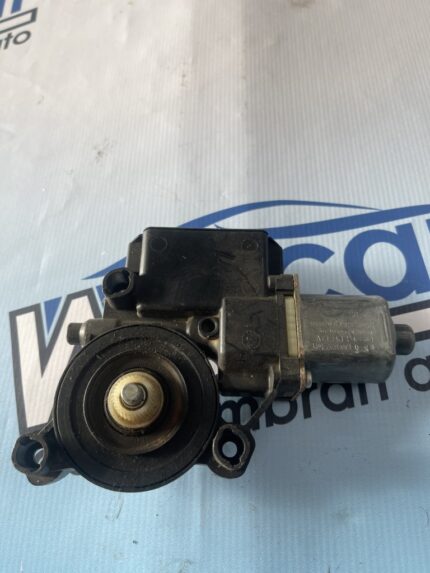 Motoras confort geam stanga fata Polo 0130822531